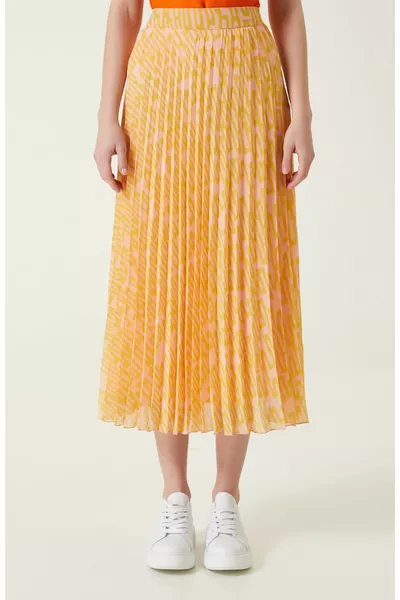 تنورة طويلة منقوشة باللون الأصفر الوردي