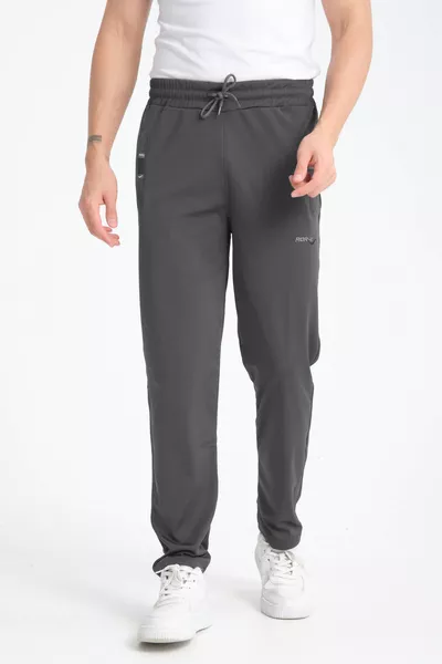 Pantaloni della tuta da uomo in tessuto scuba, color fumo, taglio comodo, gamba dritta, dettagli con etichetta