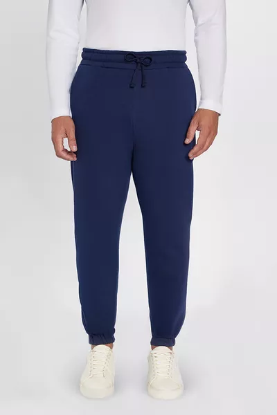 Pantaloni della tuta blu scuro unisex con vestibilità comoda, tasche e vita elastica, modello jogger rifinito con micropile