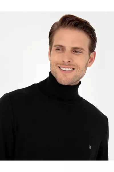 كنزة تريكو أساسية ضيقة باللون الأسود مع ياقة عالية 