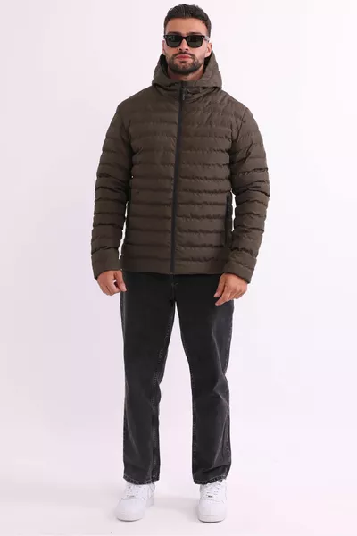 سترة رياضية خفيفة للرجال بلون الزيتوني مقاومة للرياح، مزودة بغطاء للرأس وحشو من الألياف، مع حقيبة قابلة للحمل