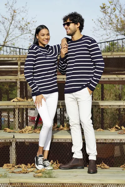 Мужской темно-синий с круглым вырезом r Полосатый повседневный трикотажный свитер 