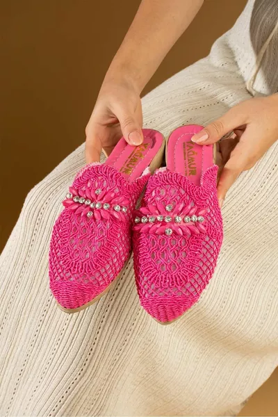 نعال مطرزة بالقش بالأحجار الوردية