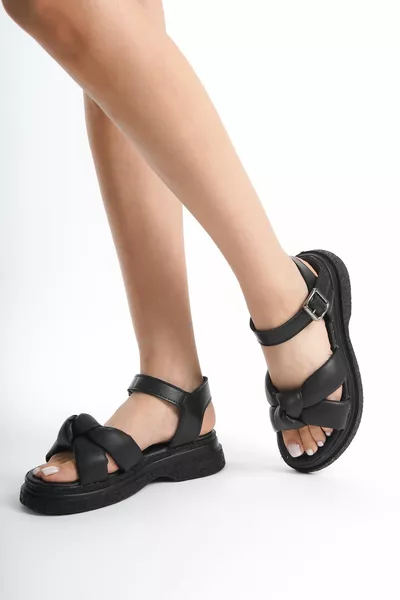 المرأة السوداء الجلود العظام رقيق الصنادل الناعمة