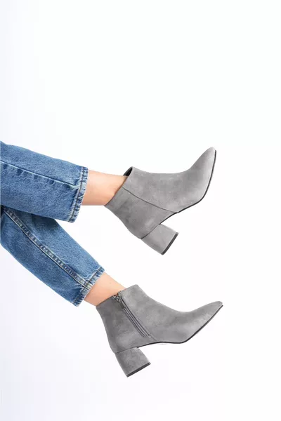  حذاء قصير الكاحل من جلد الغزال الرمادي