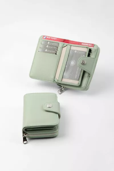 محفظة نسائية صغيرة الحجم باللون الأخضر الفاتح