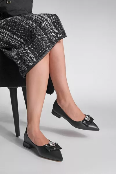 Дамски заострен нос Каменна катарама Балетни балетки Тирада Черен