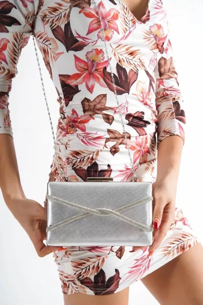 Набор женских туфель и сумок с бокалом на щиколотке