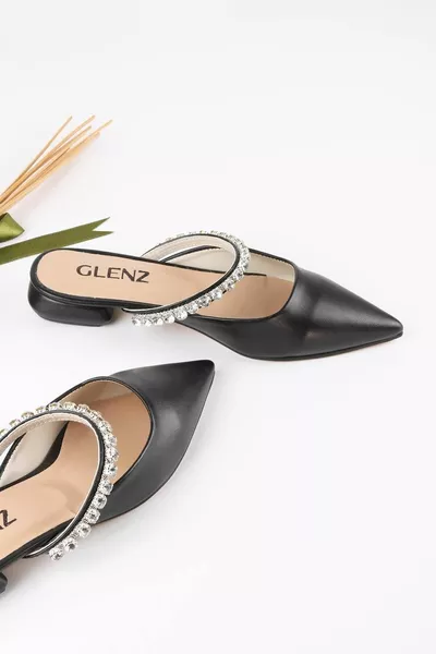 صندل نسائي بمقدمة مدببة 