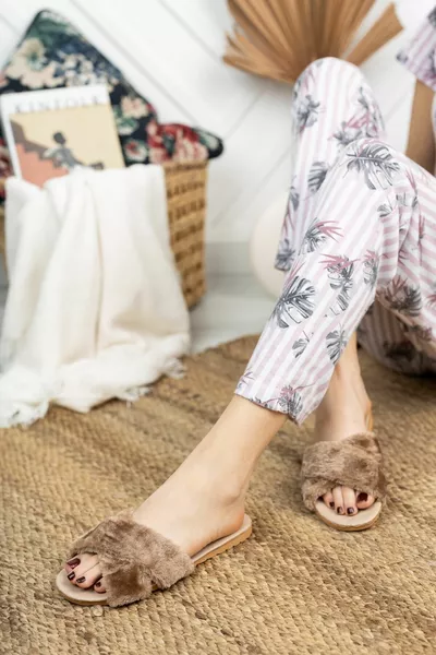 Pantofole da casa in morbida pelliccia da donna marrone chiaro