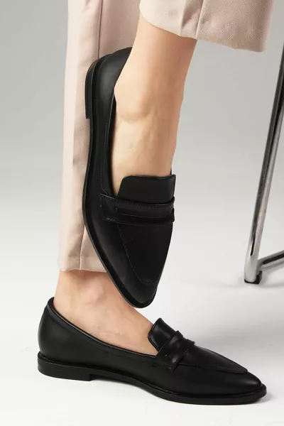 نهر أسود اللون المرأة المتسكع عارضة أحذية مسطحة