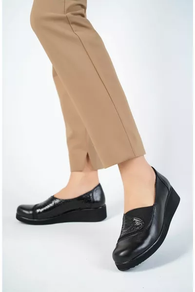 جلد طبيعي أسود نسائي أحذية جلدية عادية 