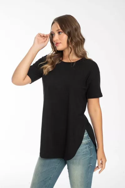 Женская футболка с черным разрезом