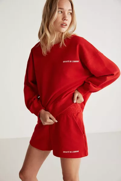 جينيفر نسائية برقبة مستديرة مطبوعة قميص من النوع الثقيل الأحمر المفصل