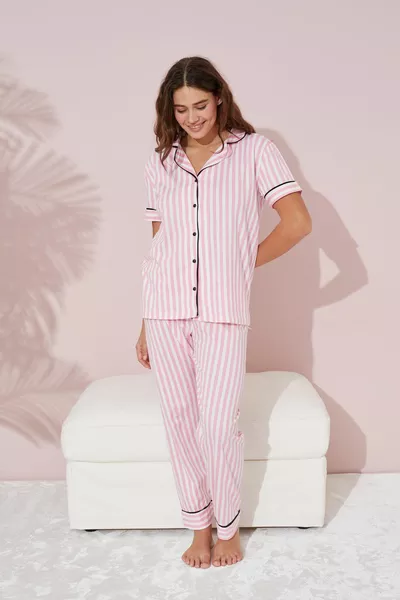 مجموعة بيجاما محبوكة مخططة بأزرار وردية وبيضاء