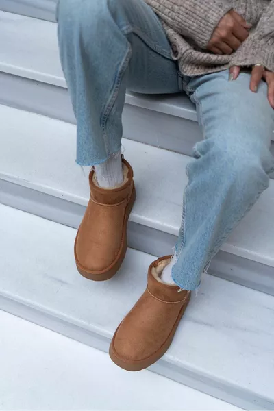 Мини кафява велурена козина вътре в дамски ботуши с дебела подметка