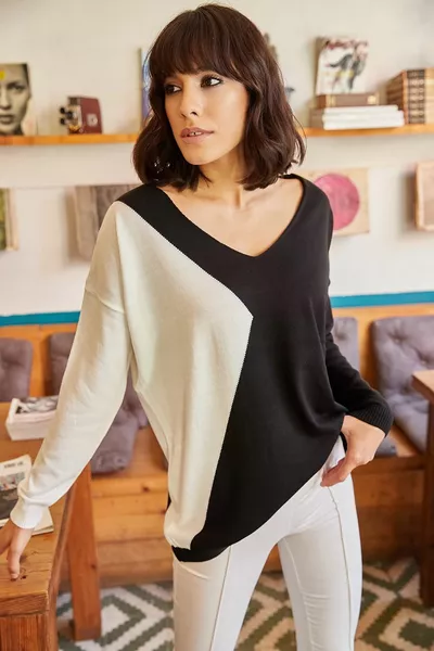 Женский черный свитер с V-образным вырезом и шебби трикотаж 