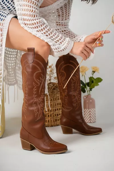 حذاء بشعار رعاة البقر بمقدمة من الجلد البني وجوانب مطرزة على الجانبين