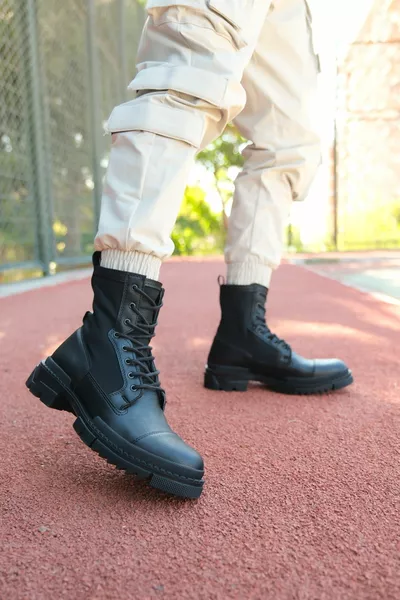 حذاء بريدي أسود غير لامع للرجال 