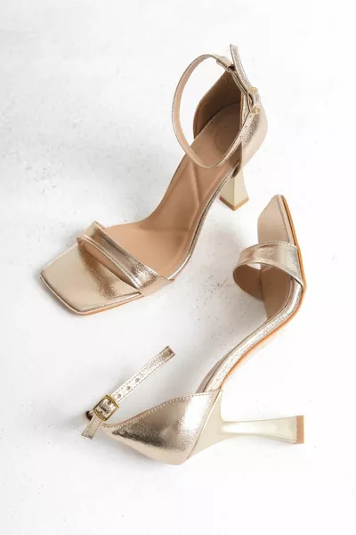 كعب سهرة بحزام واحد من الذهب الأوسط