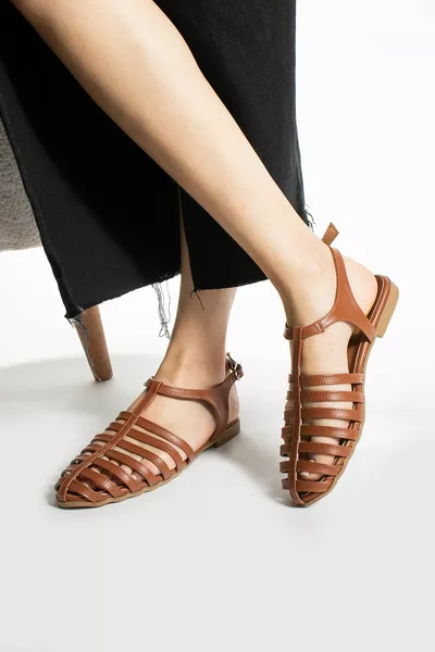 صنادل نسائية بلون أسمر بطول الكاحل مع أبازيم