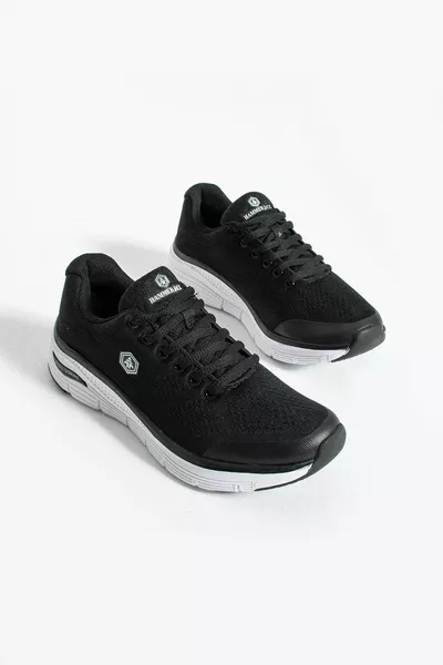 حذاء رياضي نسائي أبيض وأسود