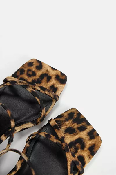 Чехли с леопардов принт с къси заострени токчета