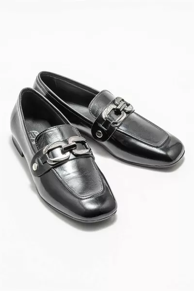 جلد أسود نسائي لوفر