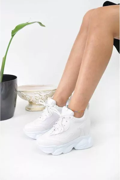 حذاء رياضي نسائي مخفي باللون الأبيض