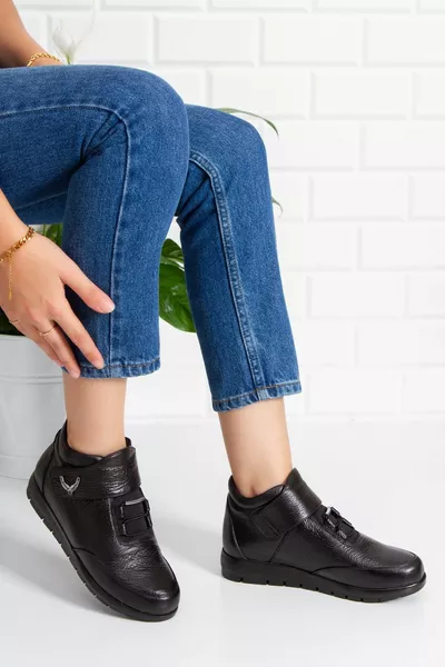 Велкро черни дамски ботуши от естествена кожа