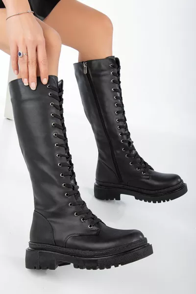 Длинные женские черные сапоги на шнуровке ниже колена