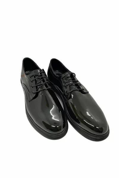 SCHWARZE KLASSISCHE SCHNÜRSCHUHE AUS LACKLEDER FÜR HERREN