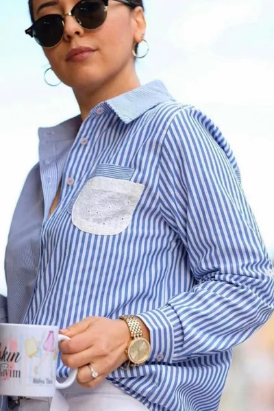 Дамска бродерия на пеперуда със син гръб Бродирана джобна риза на райета с детайл Fisto