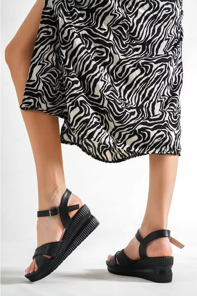 صنادل جلد أسود للسيدات 