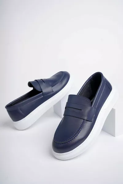 Темно-синяя кожа официантки Детская обувь