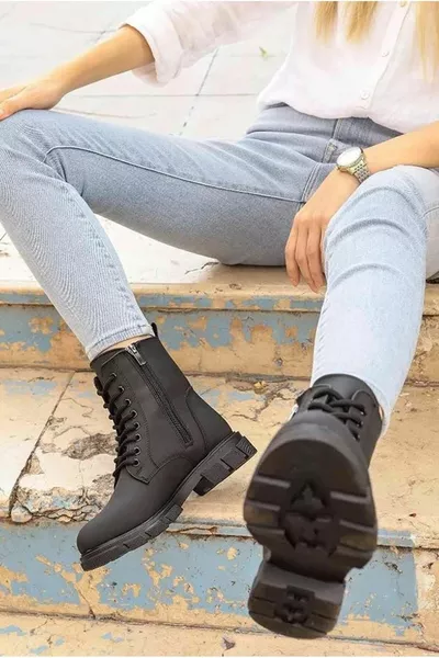 فيليس حذاء بريدي نسائي أسود غير لامع