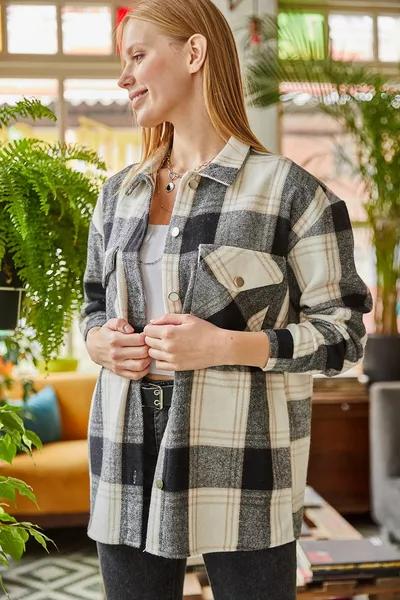 Chemise noire à double poche à boutons-pression pour femme 