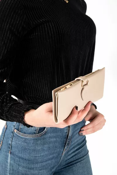 ملحق محفظة نسائية باللون البيج مع مشبك من الجلد الناعم وقسم متعدد