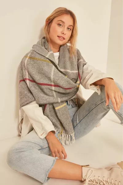  Weicher, strukturierter, quadratisch gestreifter, anthrazitfarbener Schal mit Quasten und dicker Schulter