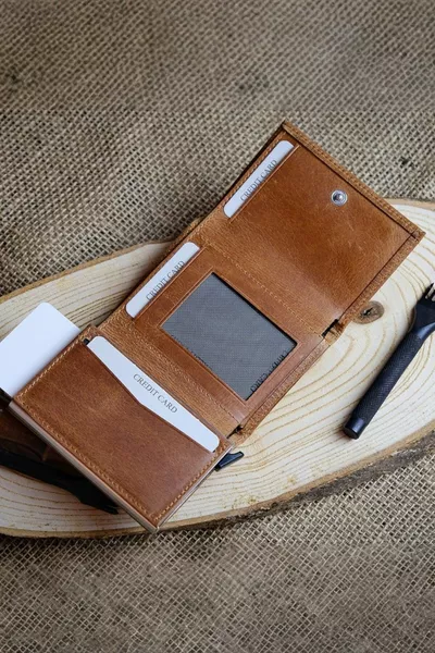 Pescol - جلد طبيعي Rfid آلية مكافحة السرقة تان حامل البطاقة الذكية / المحفظة