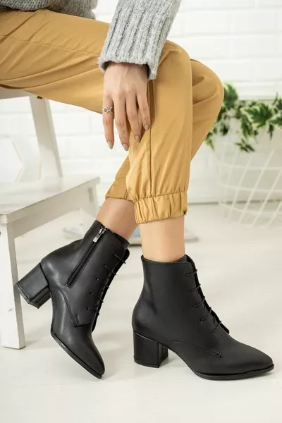 أحذية سوداء مدببة بكعب الجلد