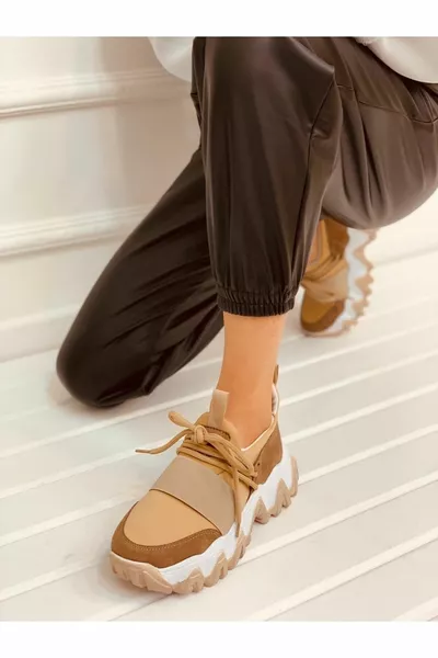 أحذية رياضية نسائية من جلد الغزال