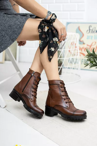 جلد طبيعي تان المرأة الأحذية البريدية الجلدية 