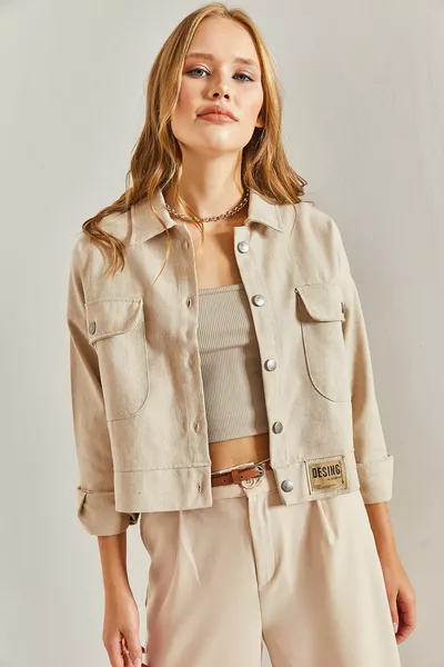 Женская куртка из габардина с двойным карманом