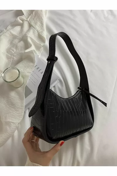 Женская черная сумка-багет с крокодиловым узором