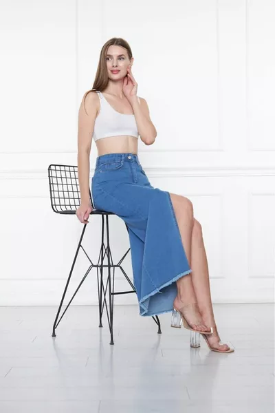 Хлопковая джинсовая юбка с высокой талией и карманами с кисточками и глубоким разрезом спереди синего цвета