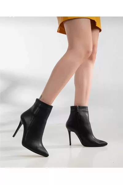  Дамски ботуши с черна кожа със заострени токчета