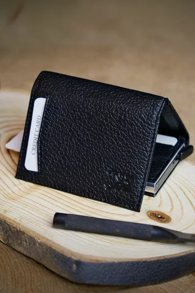Мъжки черен механизъм за държане на карти за портфейл RFID защитен портфейл за подаръчни кутии от естествена кожа | Пескол