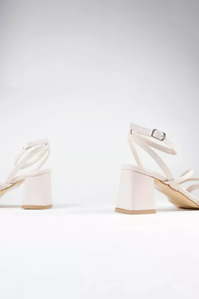 Damen Sandalen mit Knöchelkrawatte und beigem Absatz