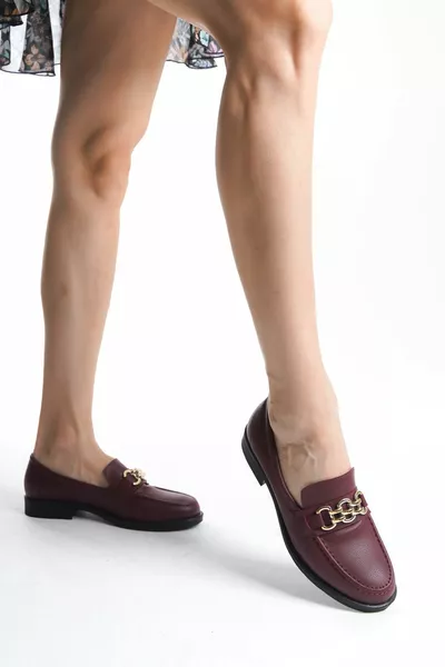 المرأة بورجوندي اللون الكعب القصير عارضة استخدام الأحذية